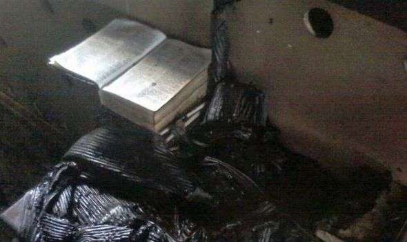 Une bible retrouvée intacte d’une incendie criminel