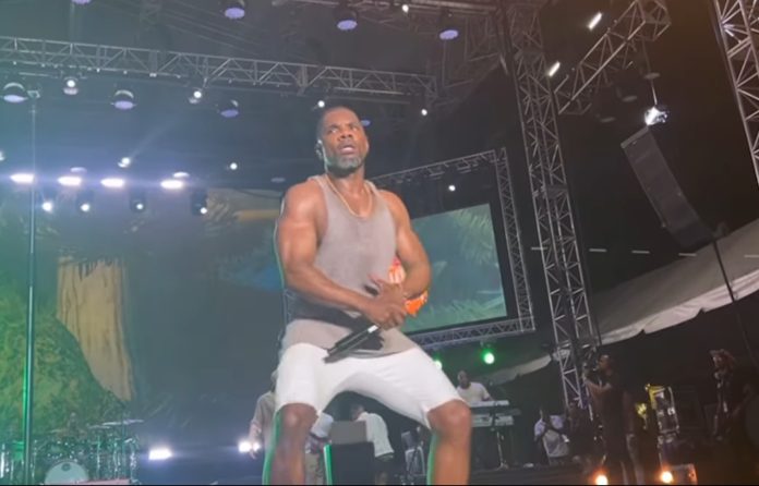 Kirk Franklin suscite la colère des chrétiens pour sa tenue vestimentaire et sa performance giratoire lors d'un concert de gospel jamaïcain
